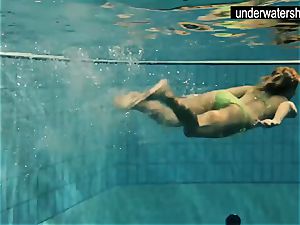 2 jaw-dropping amateurs demonstrating their figures off under water